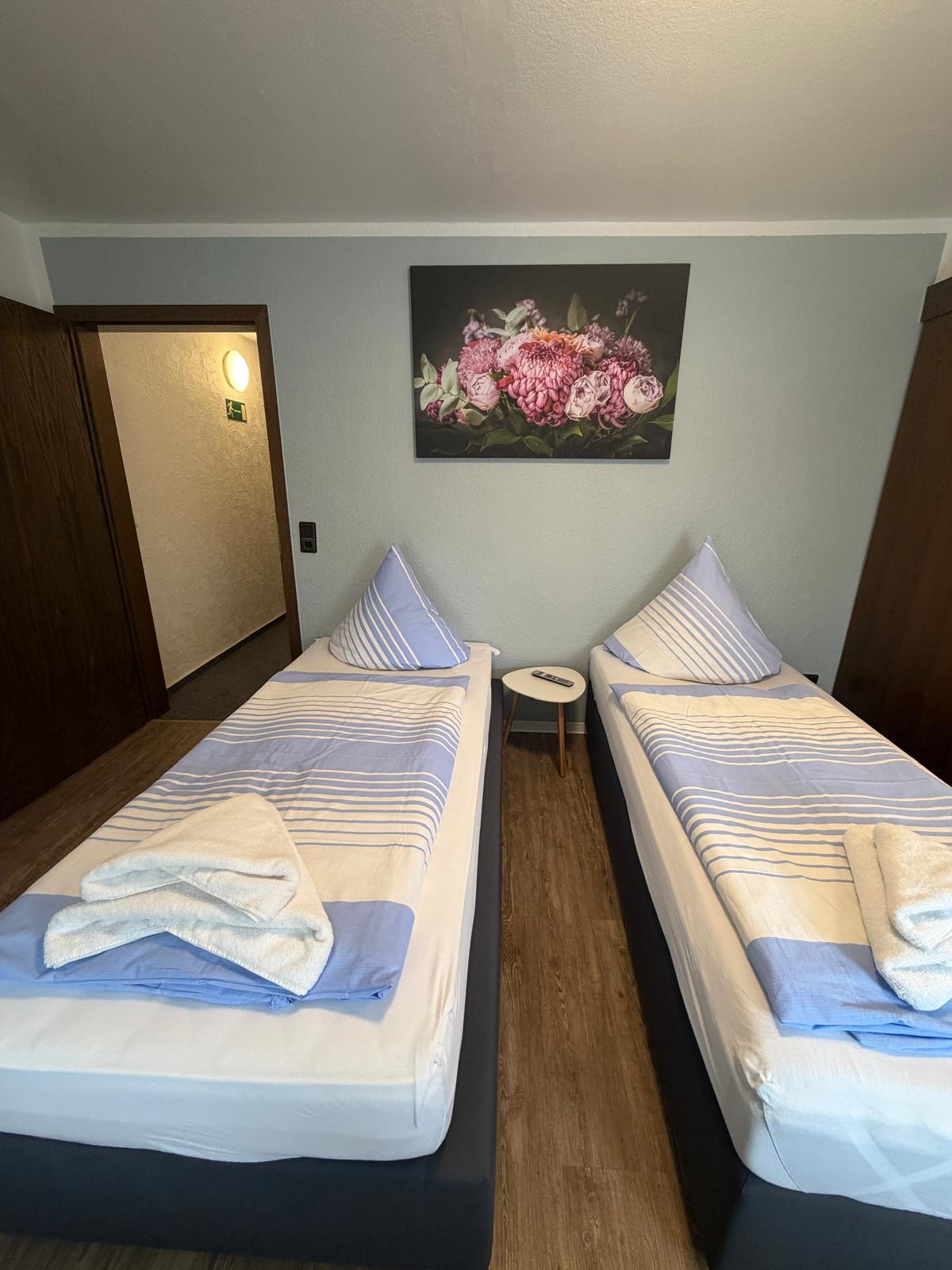 Doppelzimmer mit grundlegend modernisiert und kostenfreies WLAN im Hotel-Pension Weller Dietzenbach in Dietzenbach – ab 75 € pro Nacht
